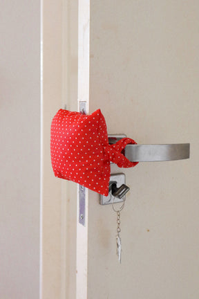 Protetor de Porta  “Não Bate a Porta” Poá Vermelho