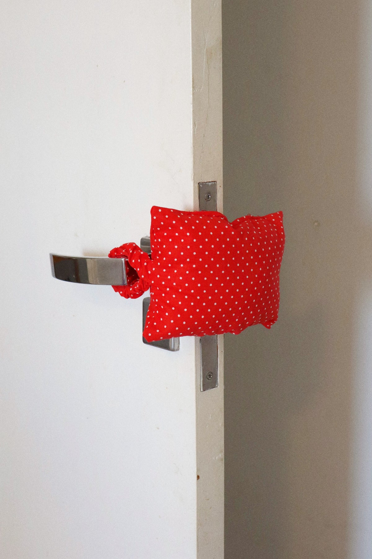 Protetor de Porta  “Não Bate a Porta” Poá Vermelho