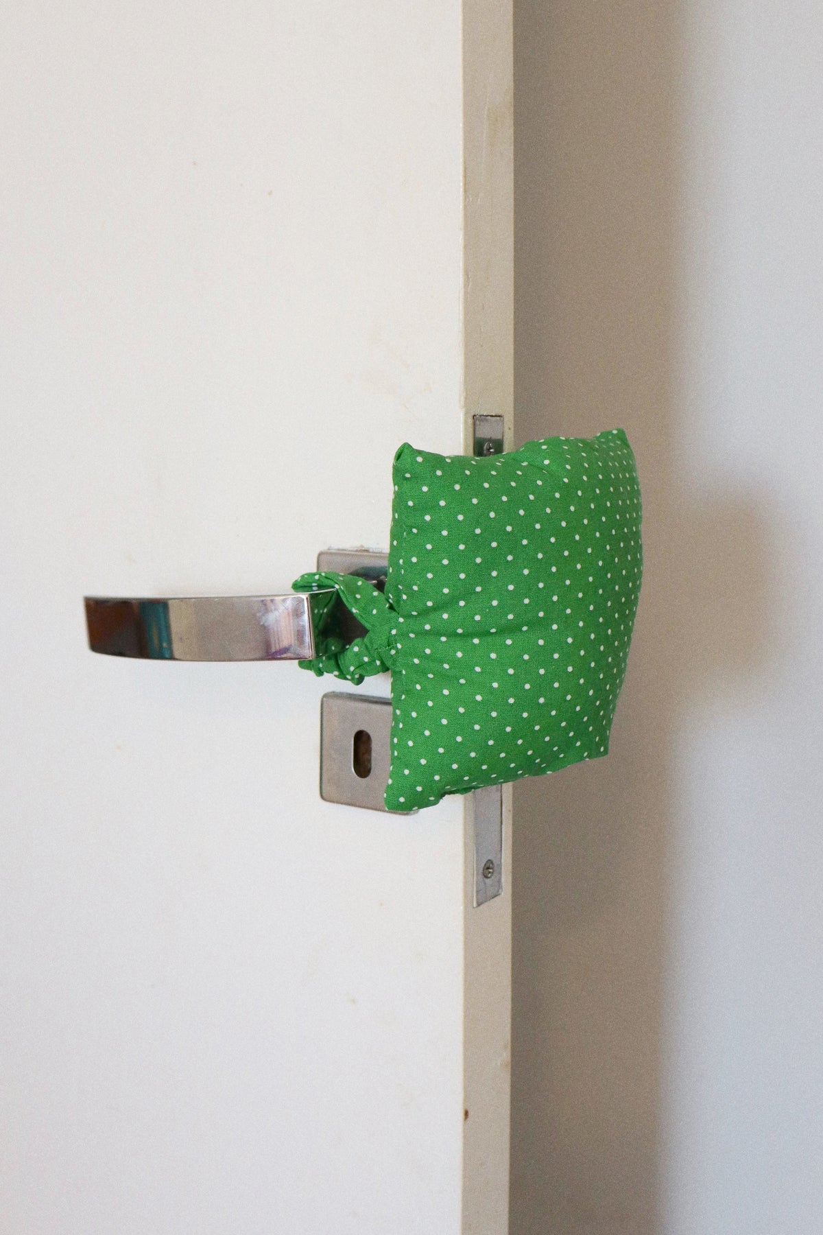 Protetor de Porta  “Não Bate a Porta” Poá Verde