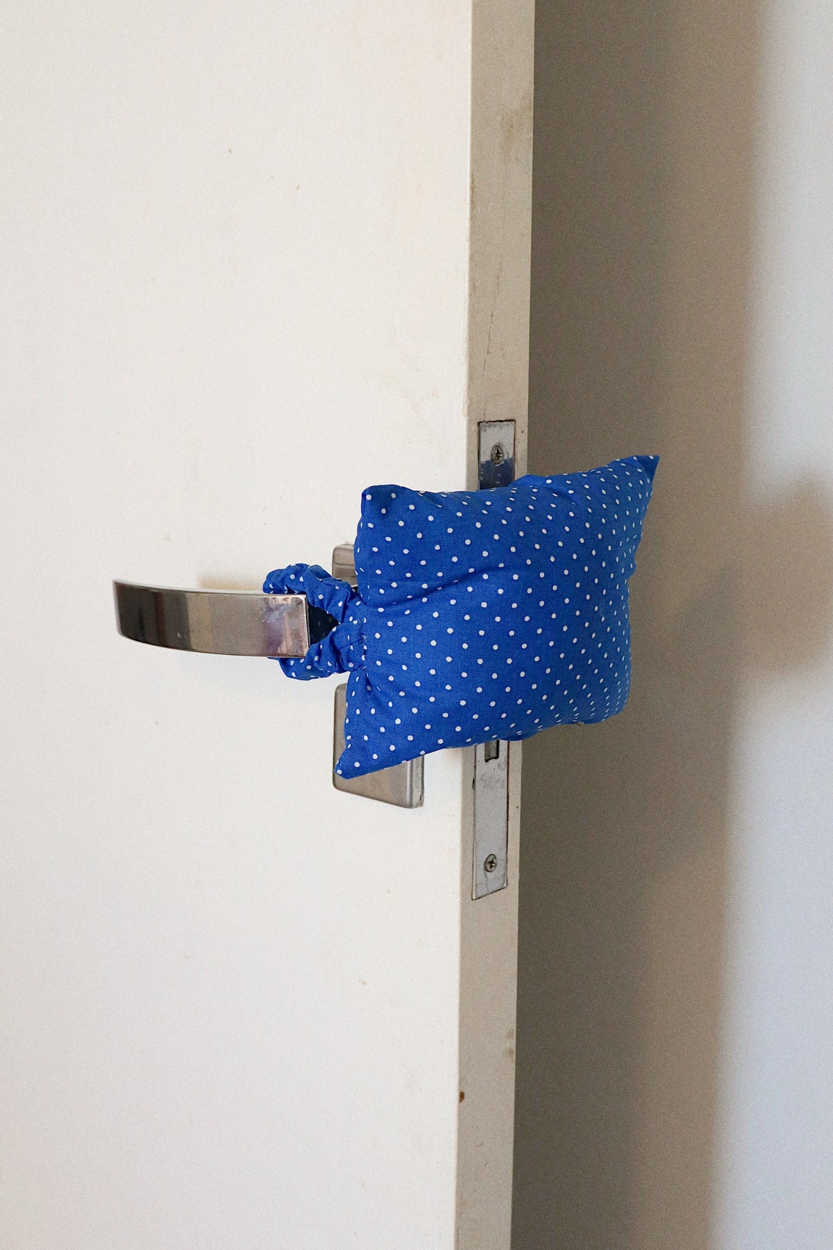 Protetor de Porta  “Não Bate a Porta” Poá Azul