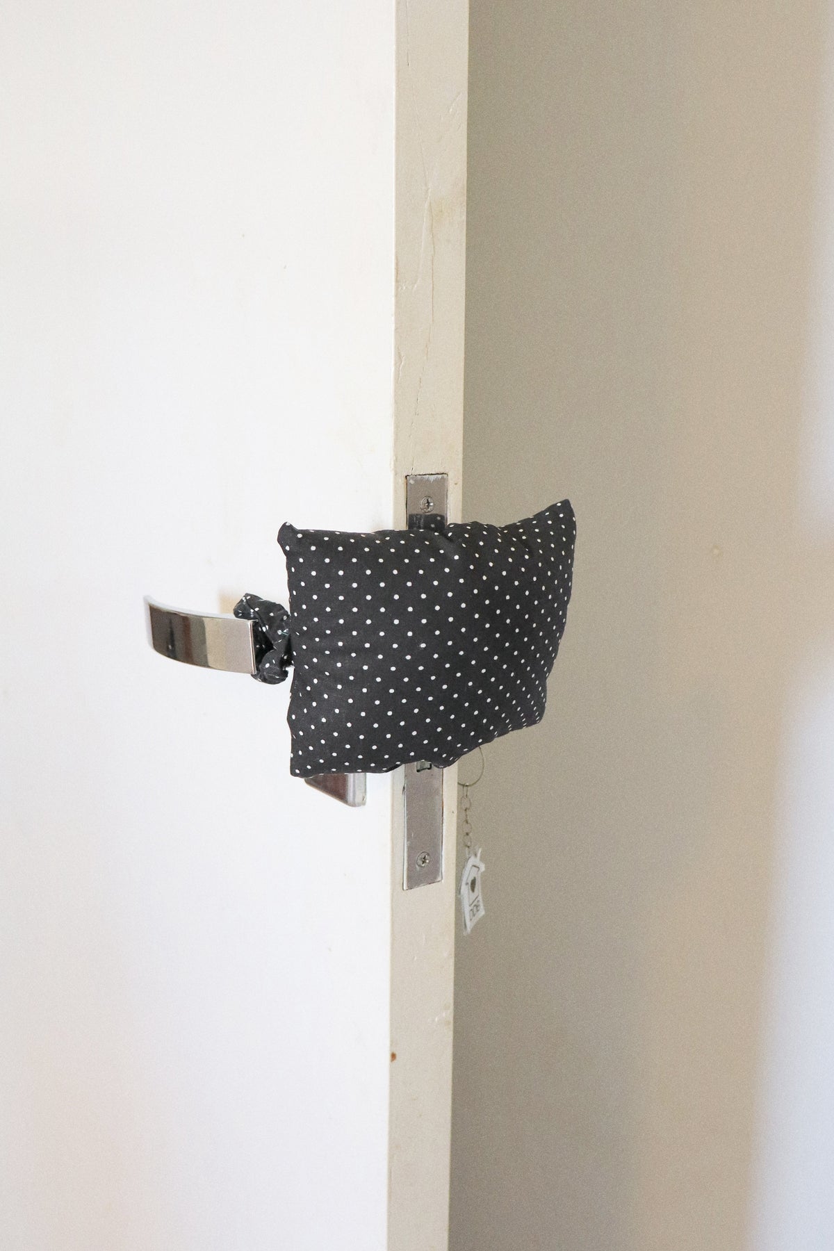 Protetor de Porta  “Não Bate a Porta” Poá Preto