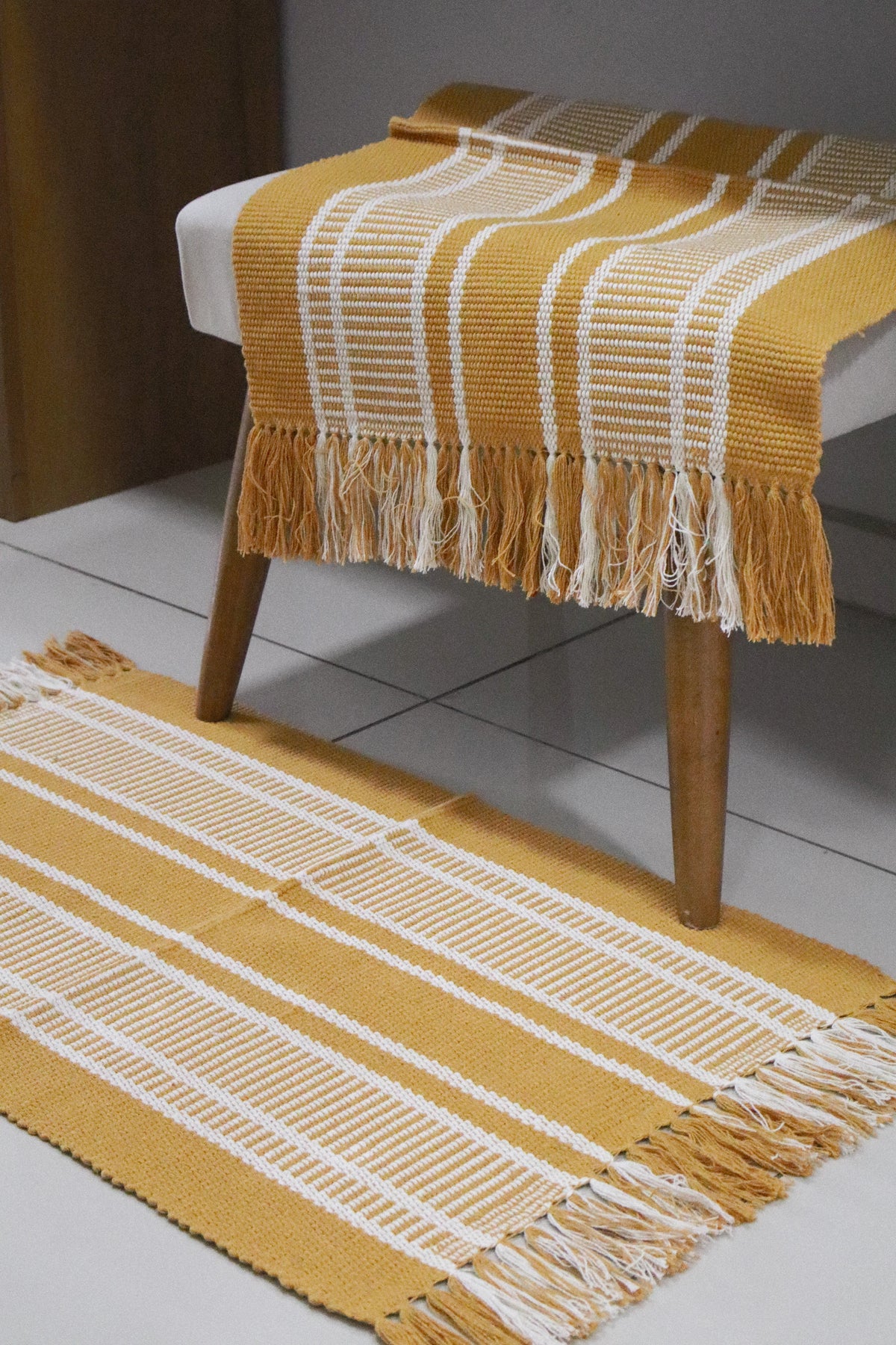 Tapete em Linha Listrado Amarelo com Franja 48x78cm