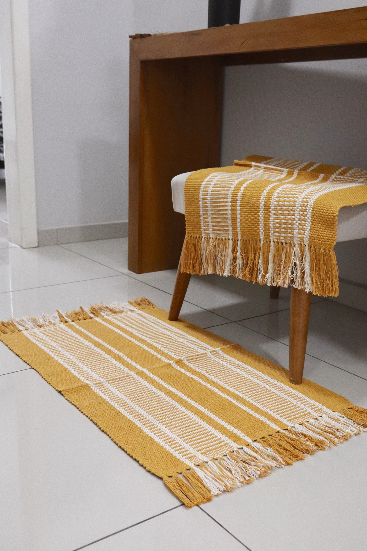 Tapete em Linha Listrado Amarelo com Franja 48x78cm