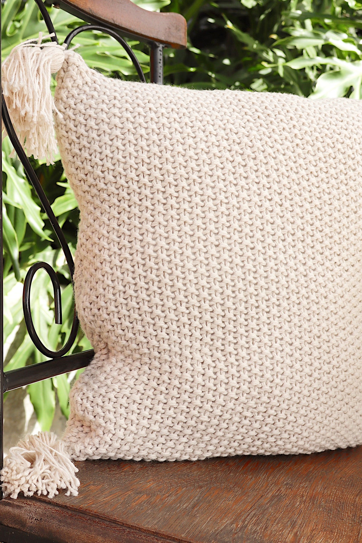 Capa de Almofada Pompom Decorativa Trico Bege 45x45cm