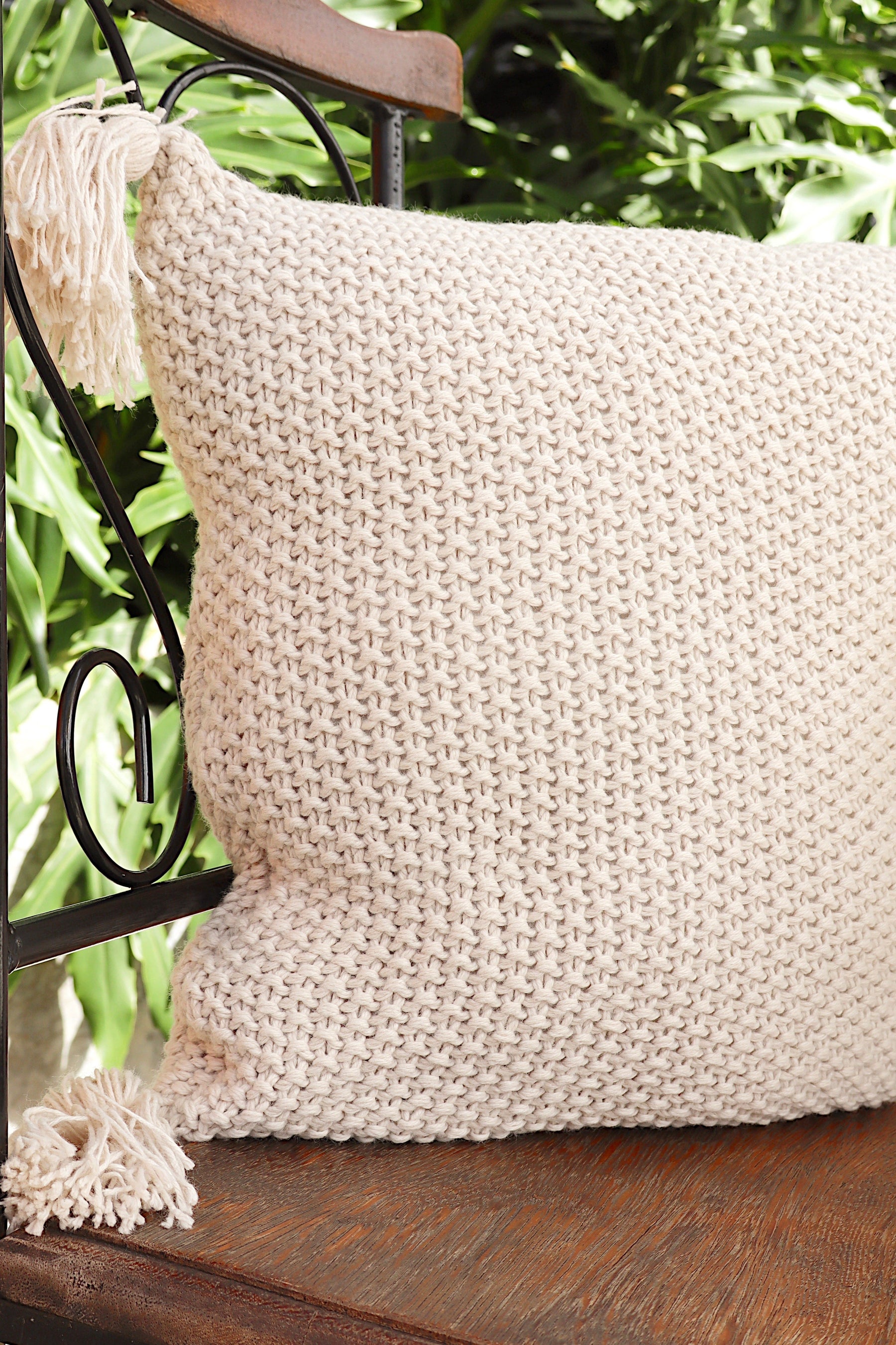 Capa de Almofada Pompom Decorativa Trico Bege 45x45cm