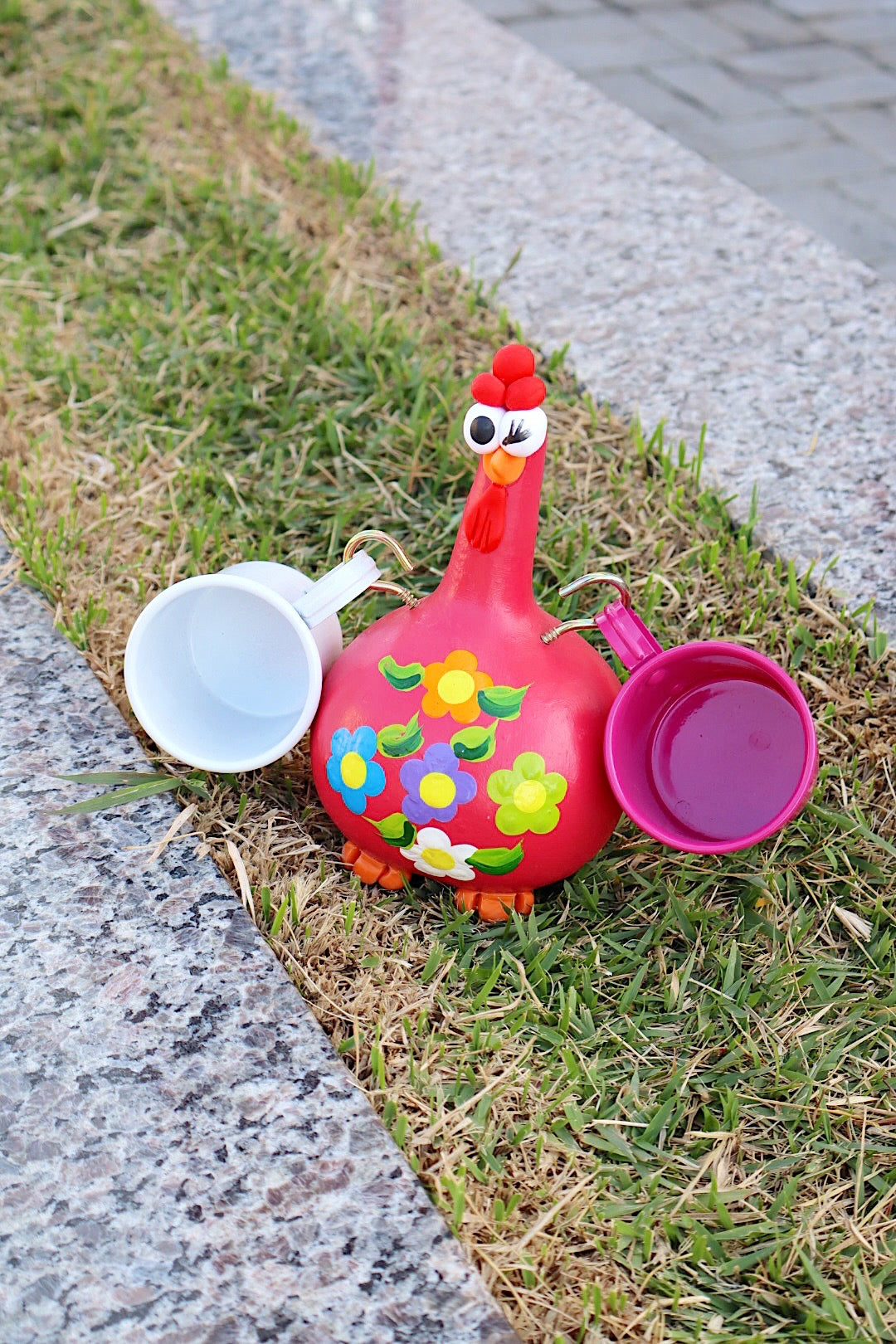 Galinha Porta Caneca em Cabaça Vermelha