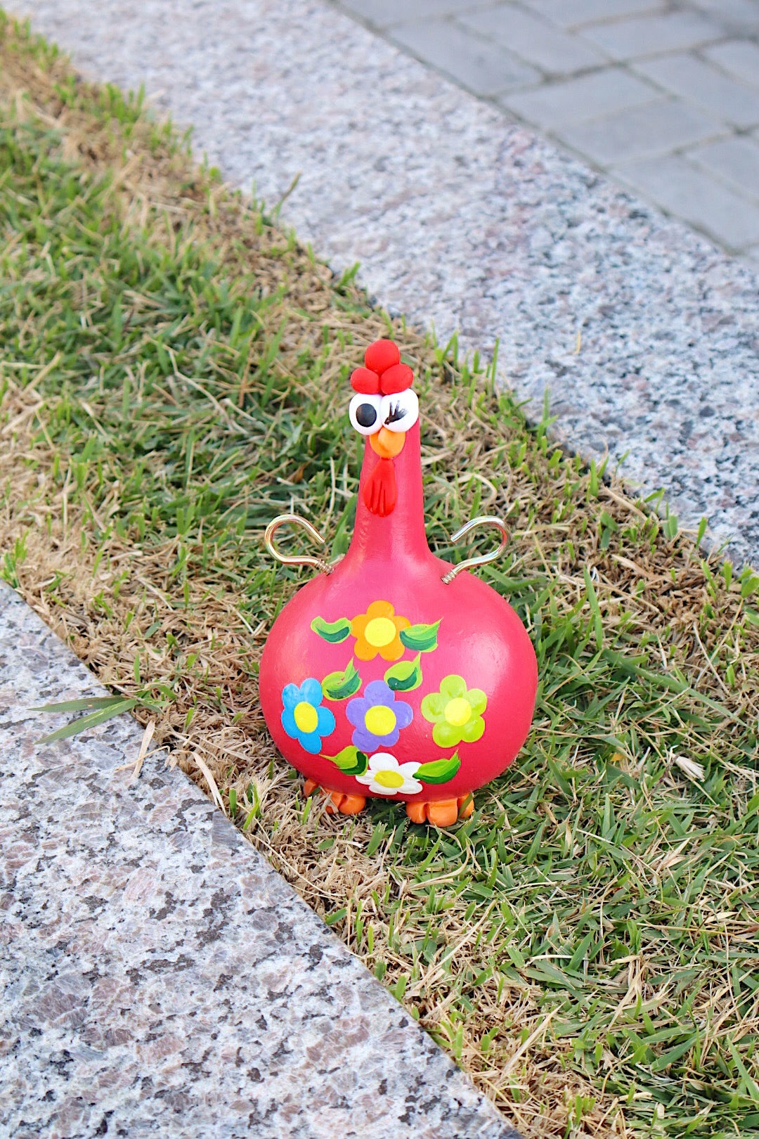 Galinha Porta Caneca em Cabaça Vermelha