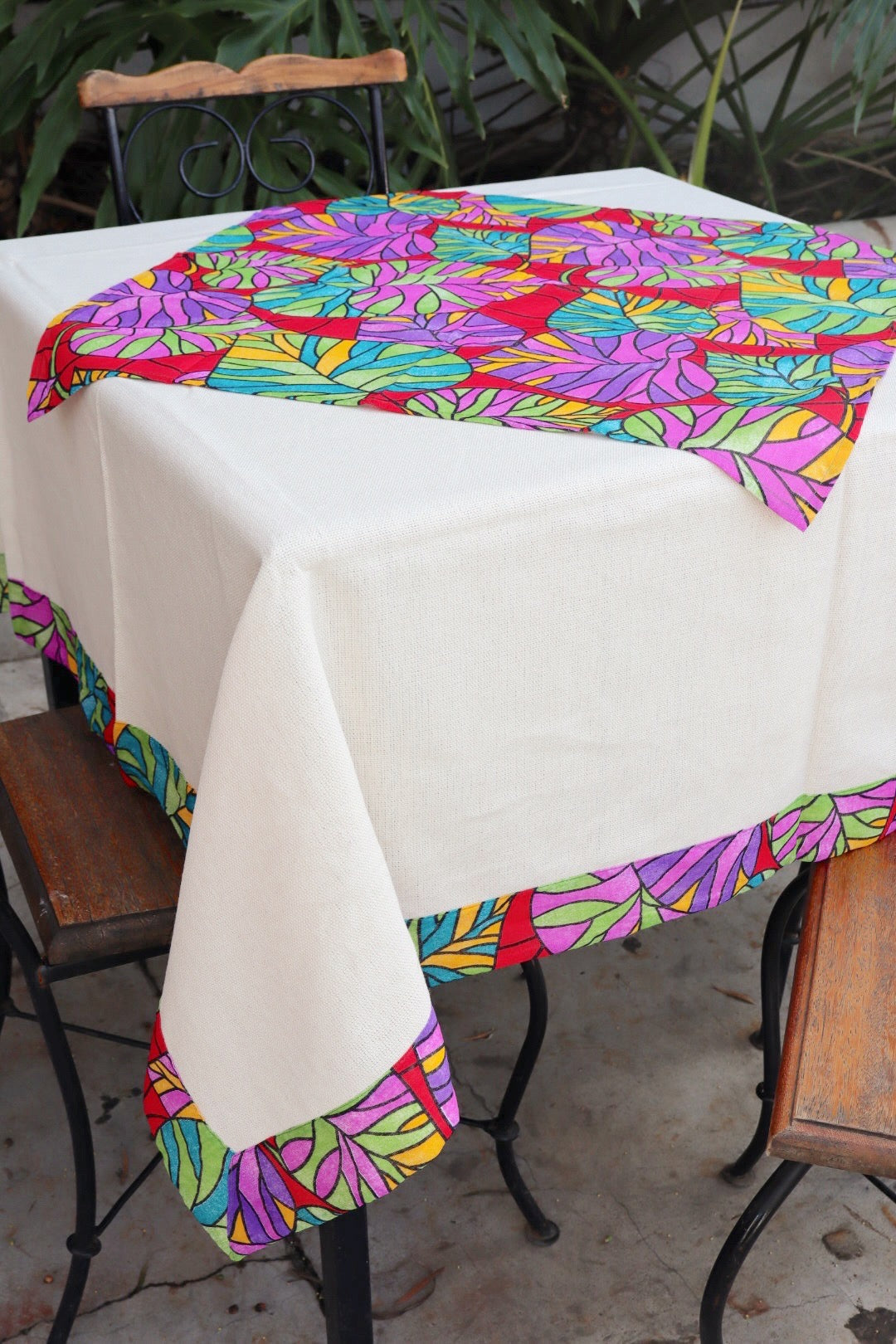 Toalha de Mesa com Barra de Chita Vermelha Colorida Geométrica com Composê 1,5mx1,5m