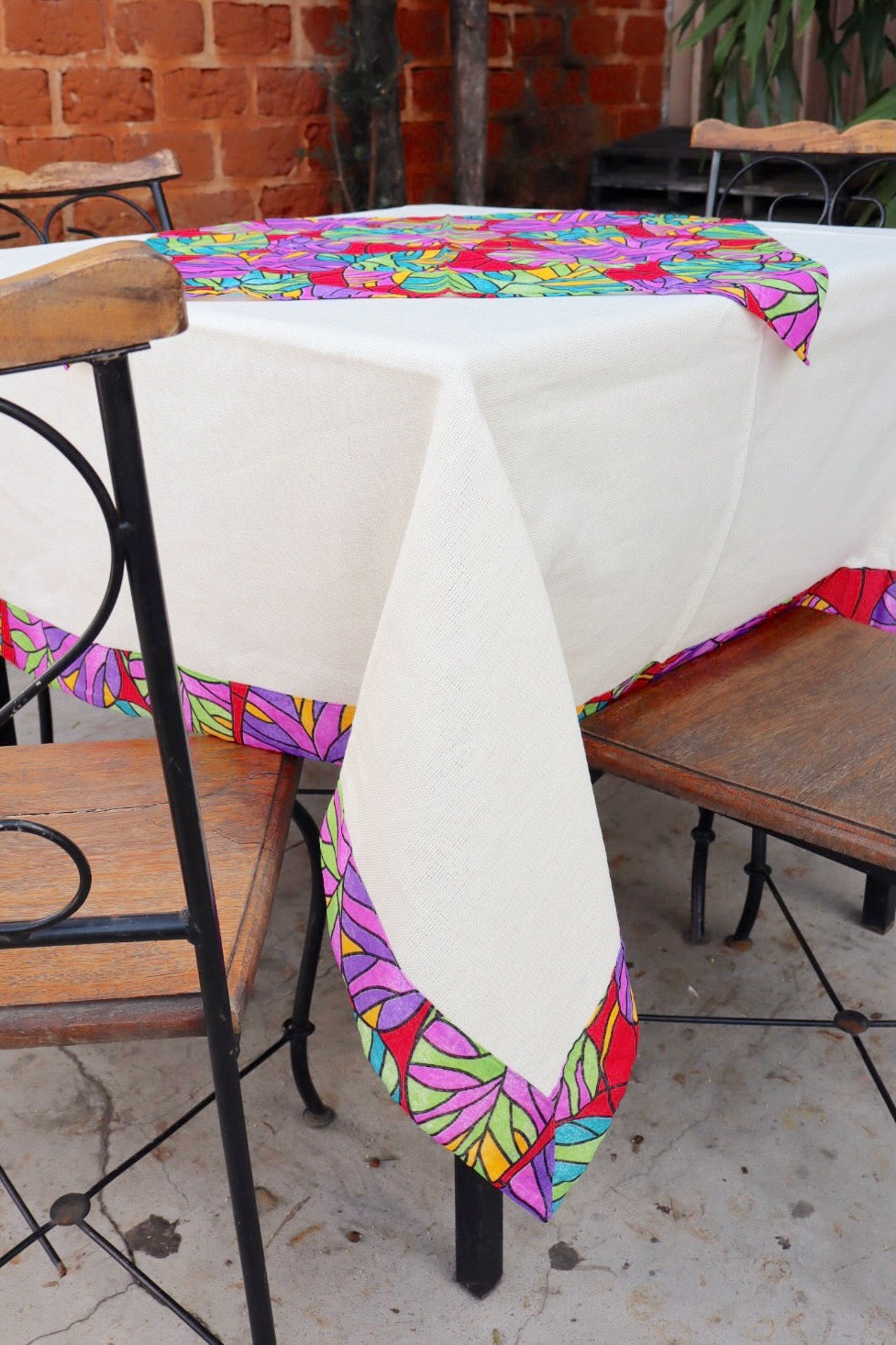 Toalha de Mesa com Barra de Chita Vermelha Colorida Geométrica com Composê 1,5mx1,5m