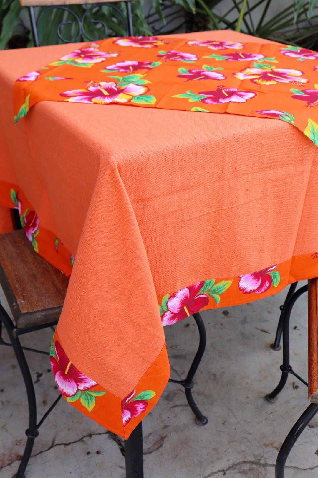 Toalha de Mesa com Barra de Chita Laranja com Composê 1,5mx1,5m