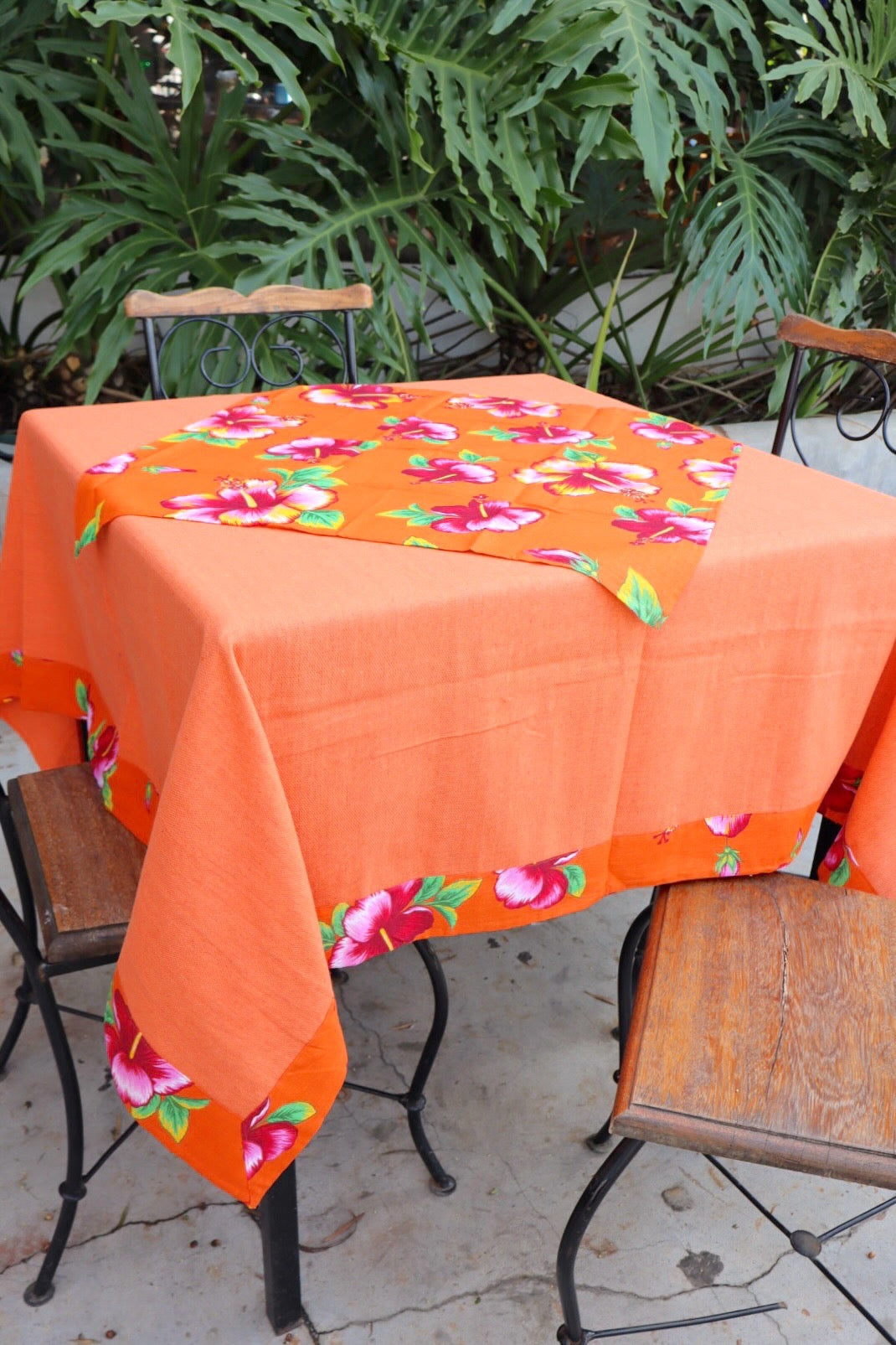 Toalha de Mesa com Barra de Chita Laranja com Composê 1,5mx1,5m