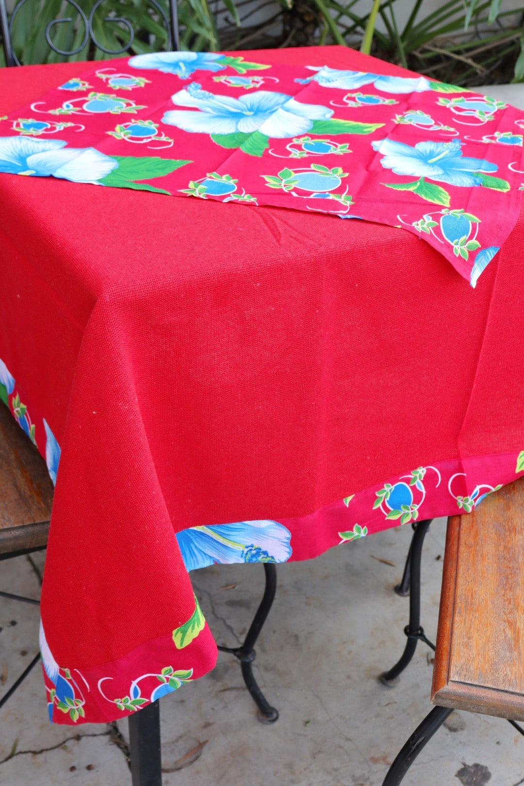 Toalha de Mesa com Barra de Chita Vermelha com Composê 1,10x1,10m
