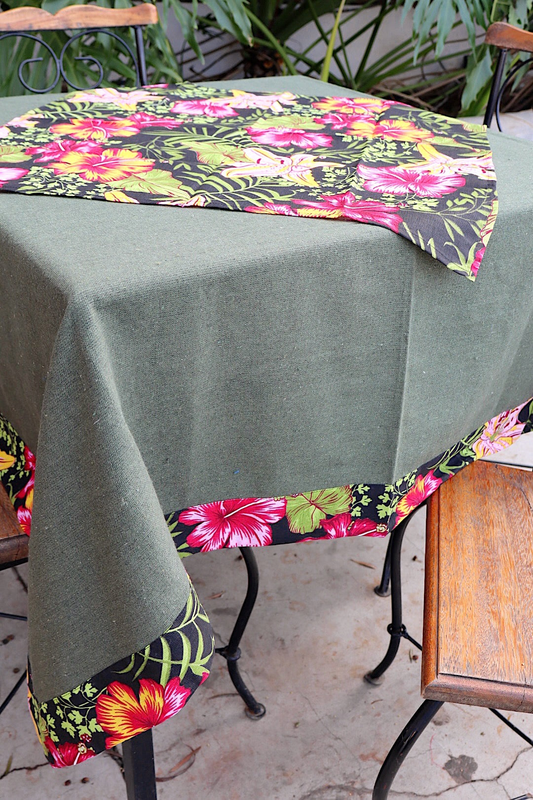 Toalha de Mesa com Barra de Chita Verde/ Preta com Composê 1,5mx1,5m