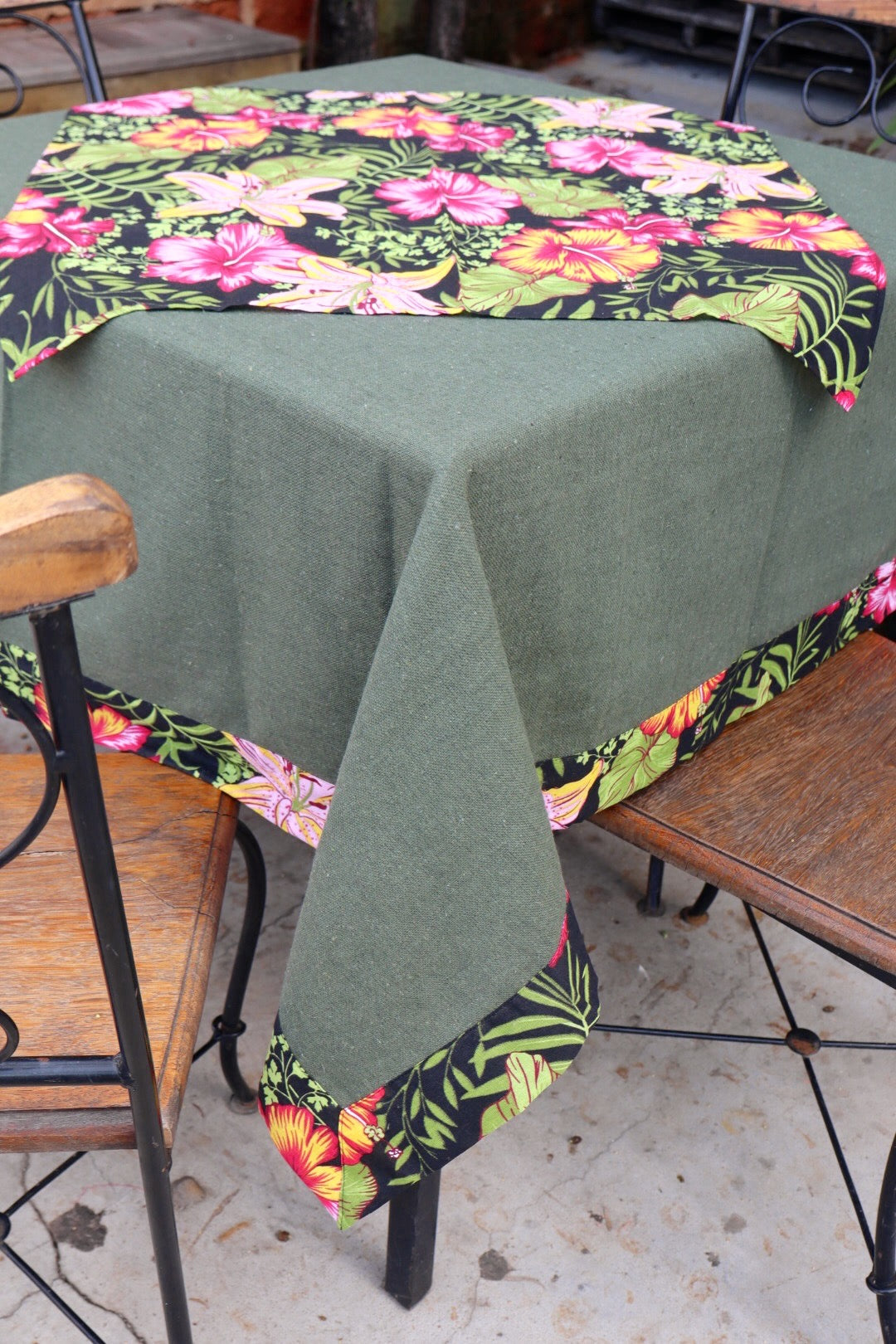 Toalha de Mesa com Barra de Chita Verde/ Preta com Composê 1,5mx1,5m