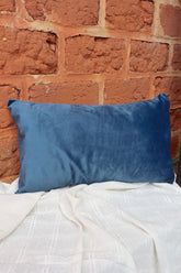 Capa de Almofada Baguete Retangular Suede Lisa Azul Petróleo - 30x50