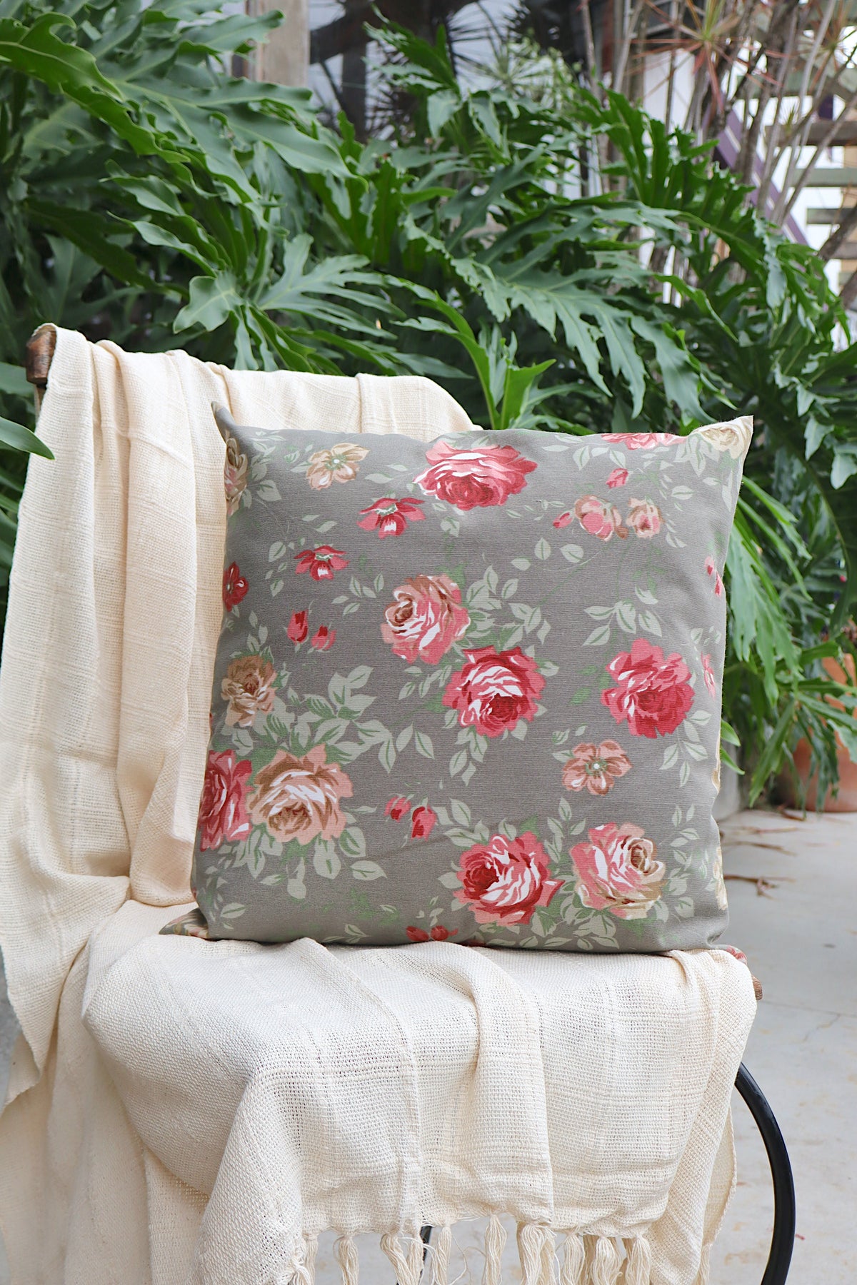 Capa de Almofada Impermeável Belize Floral Cinza 65x65