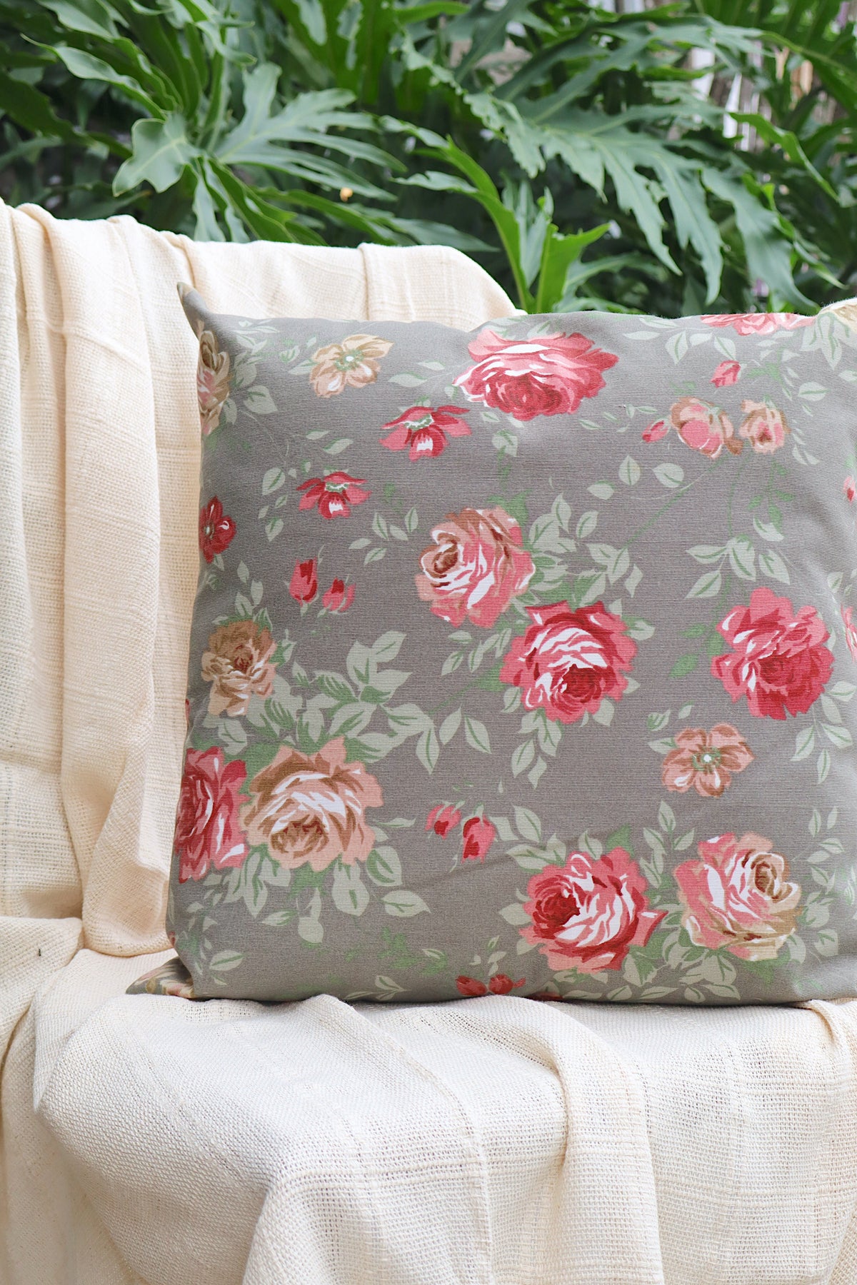 Capa de Almofada Impermeável Belize Floral Cinza 65x65