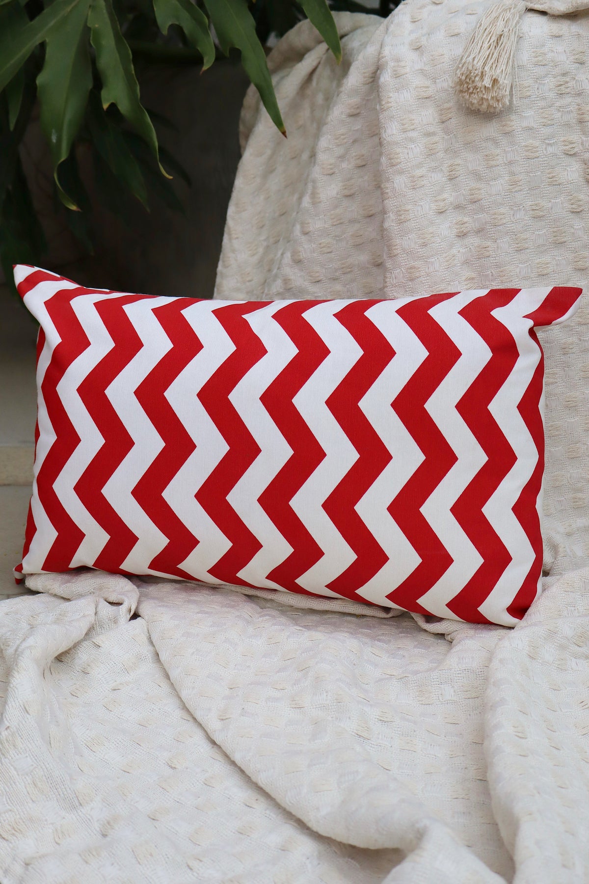 Capa de Almofada Baguete Impermeável Belize Chevron Vermelha 30x50