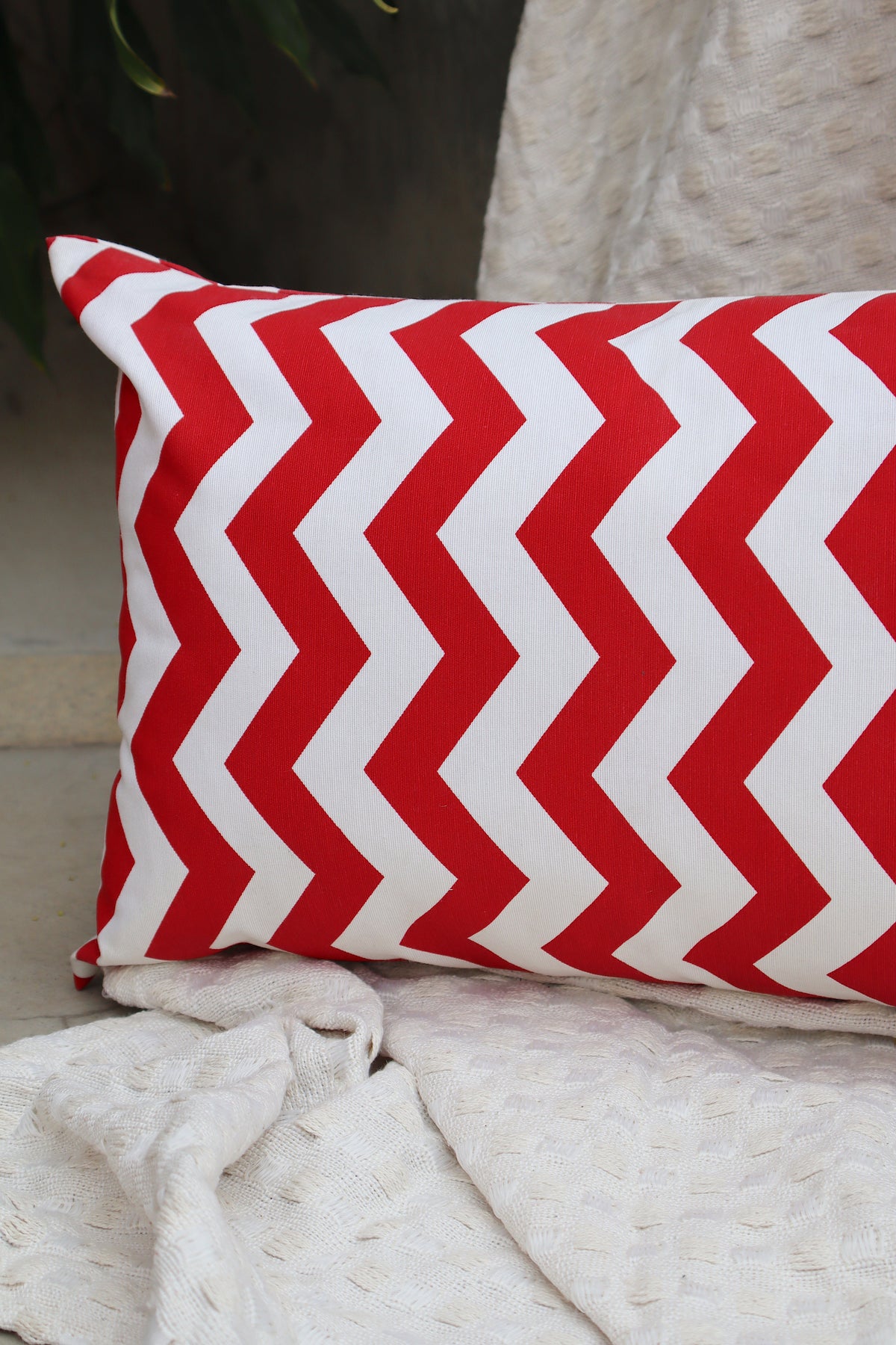 Capa de Almofada Baguete Impermeável Belize Chevron Vermelha 30x50
