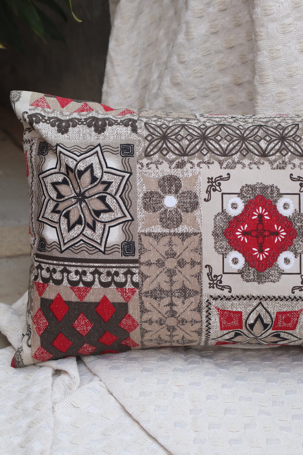 Capa de Almofada Baguete Impermeável Belize Patchwork Vermelha 30x50