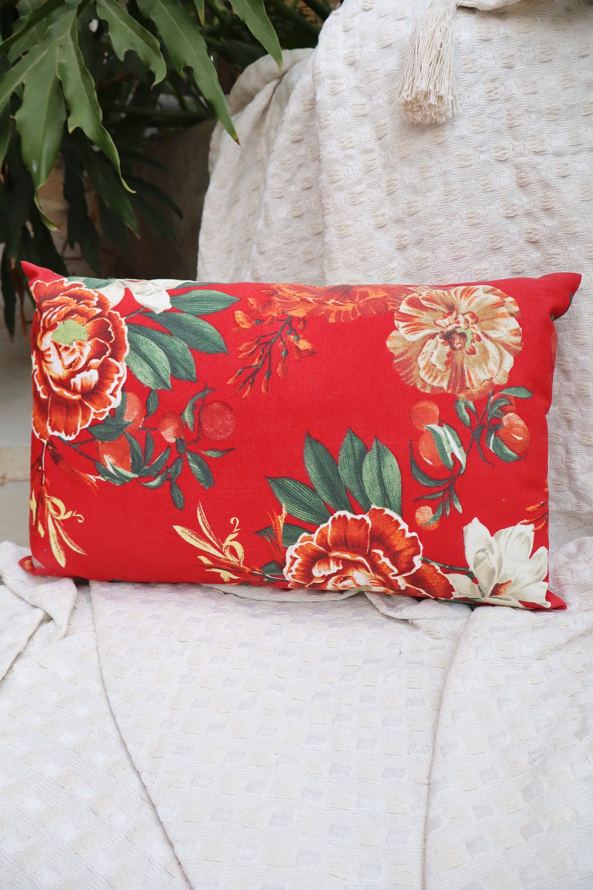 Capa de Almofada Baguete Impermeável Belize Floral Vermelha 30x50
