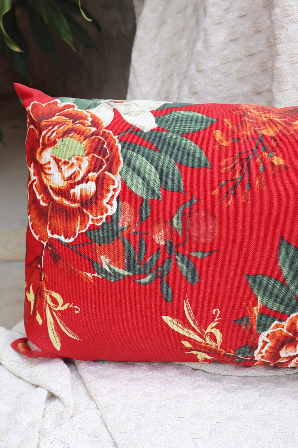 Capa de Almofada Baguete Impermeável Belize Floral Vermelha 30x50