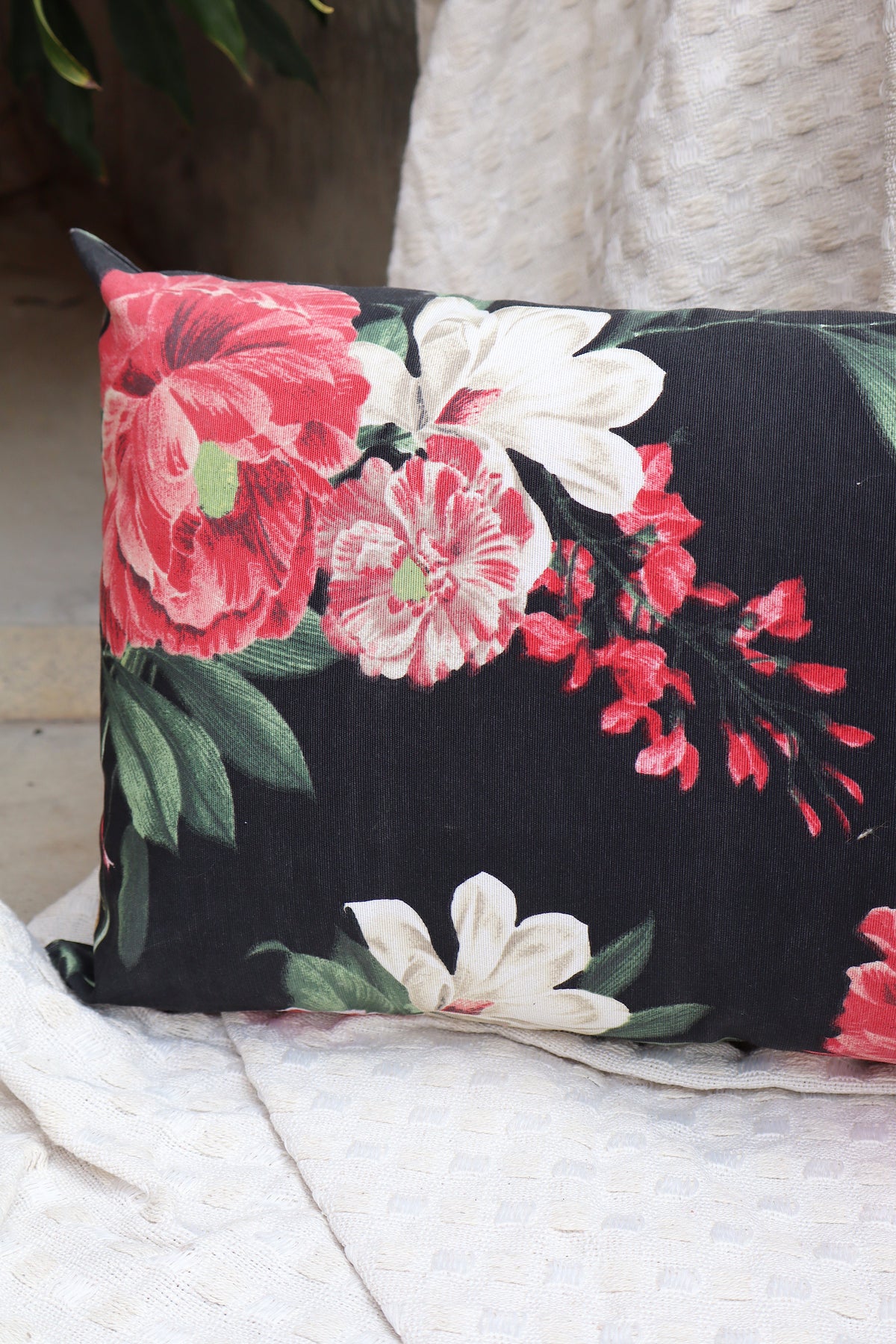 Capa de Almofada Baguete Impermeável Belize Floral Preta 30x50