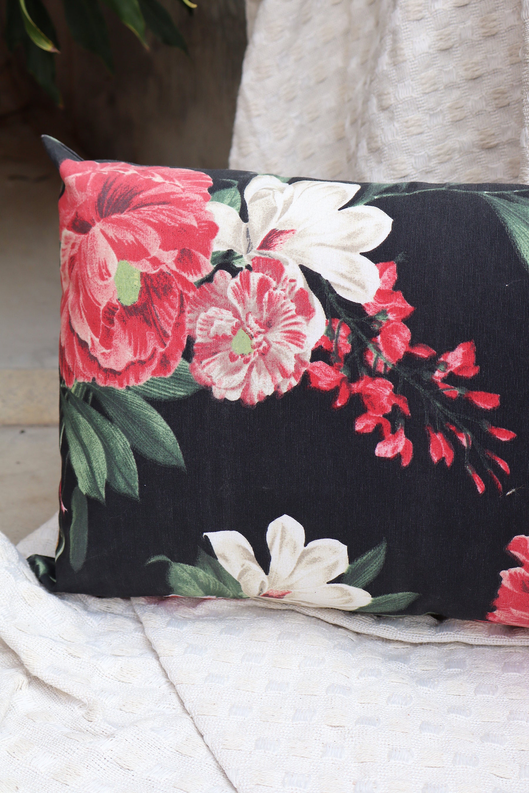Capa de Almofada Baguete Impermeável Belize Floral Preta 30x50