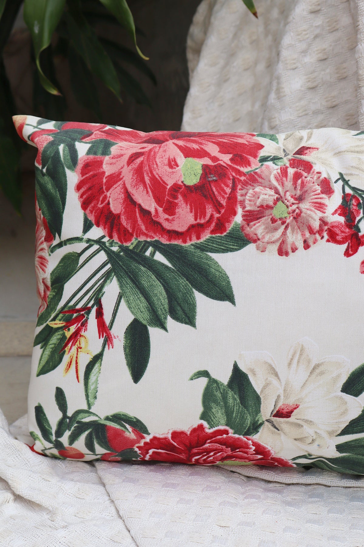 Capa de Almofada Baguete Impermeável Belize Floral Branca 30x50