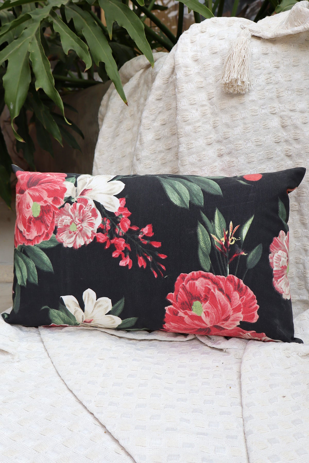 Capa de Almofada Baguete Impermeável Belize Floral Preta 30x50