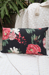 Capa de Almofada Baguete Impermeável Belize Floral Preta 30x50
