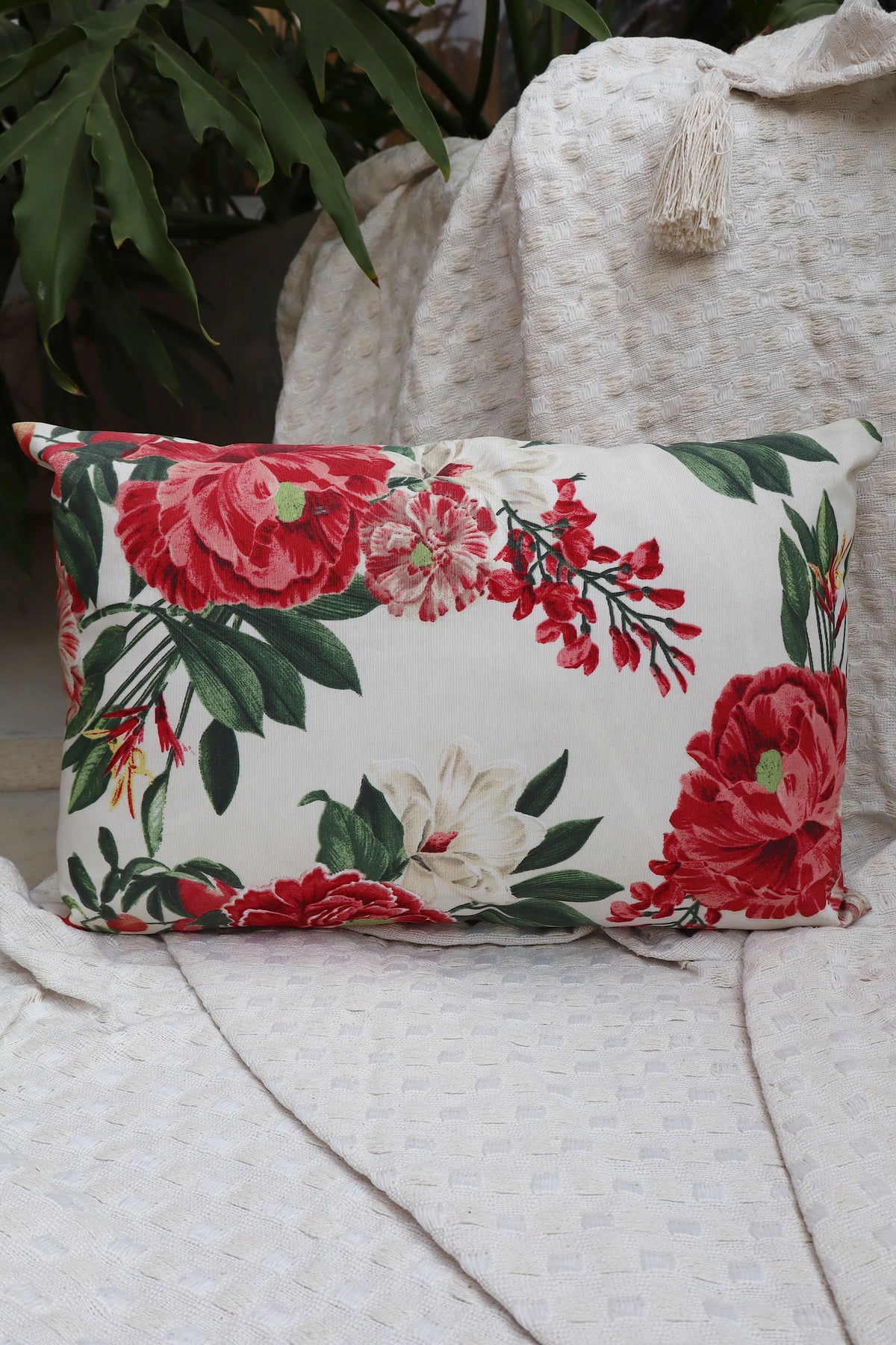 Capa de Almofada Baguete Impermeável Belize Floral Branca 30x50