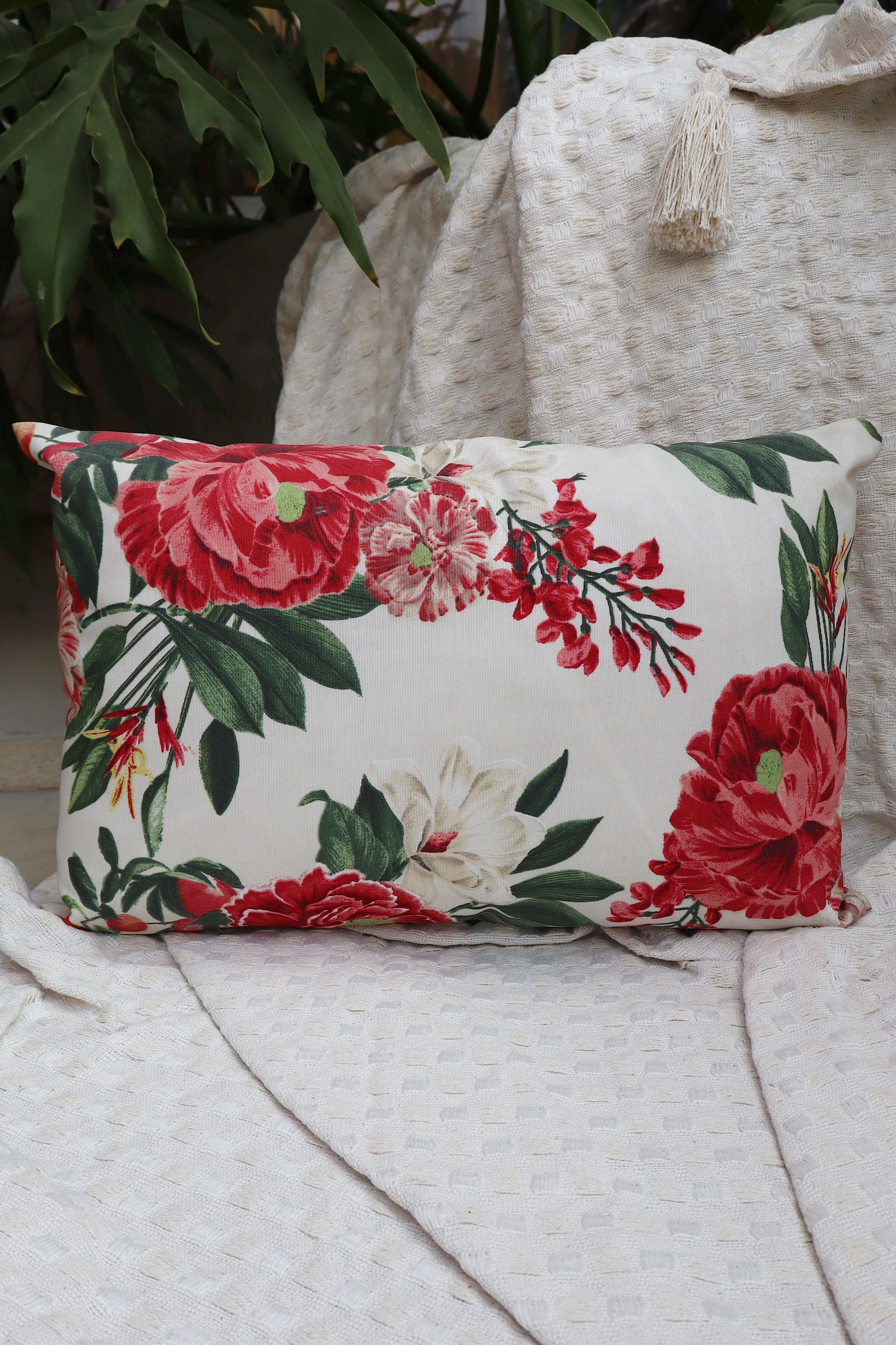 Capa de Almofada Baguete Impermeável Belize Floral Branca 30x50