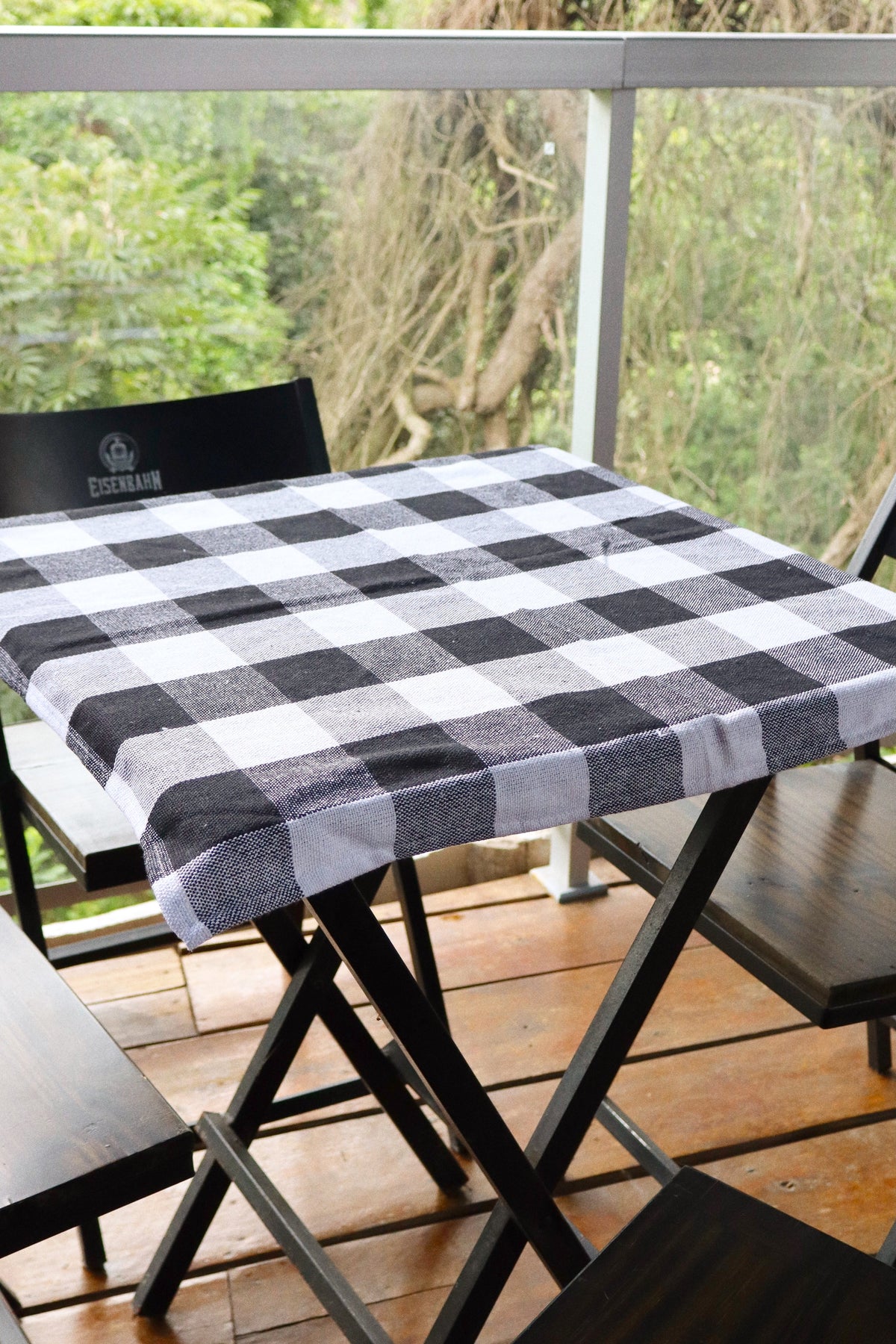 Toalha de Mesa Quadrada Xadrez Preta e Branca 0,70x0,70m