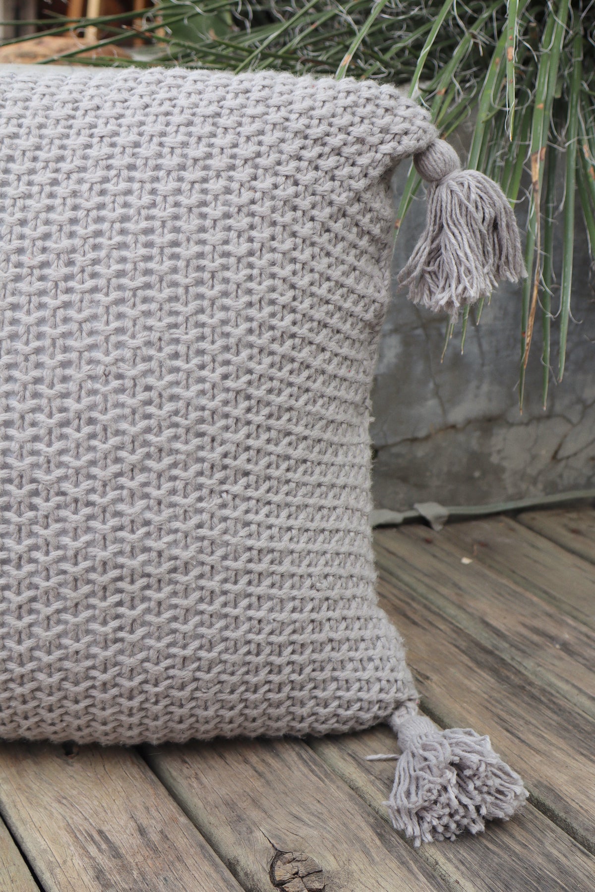 Capa de Almofada Pompom Decorativa Trico Cinza 45x45cm