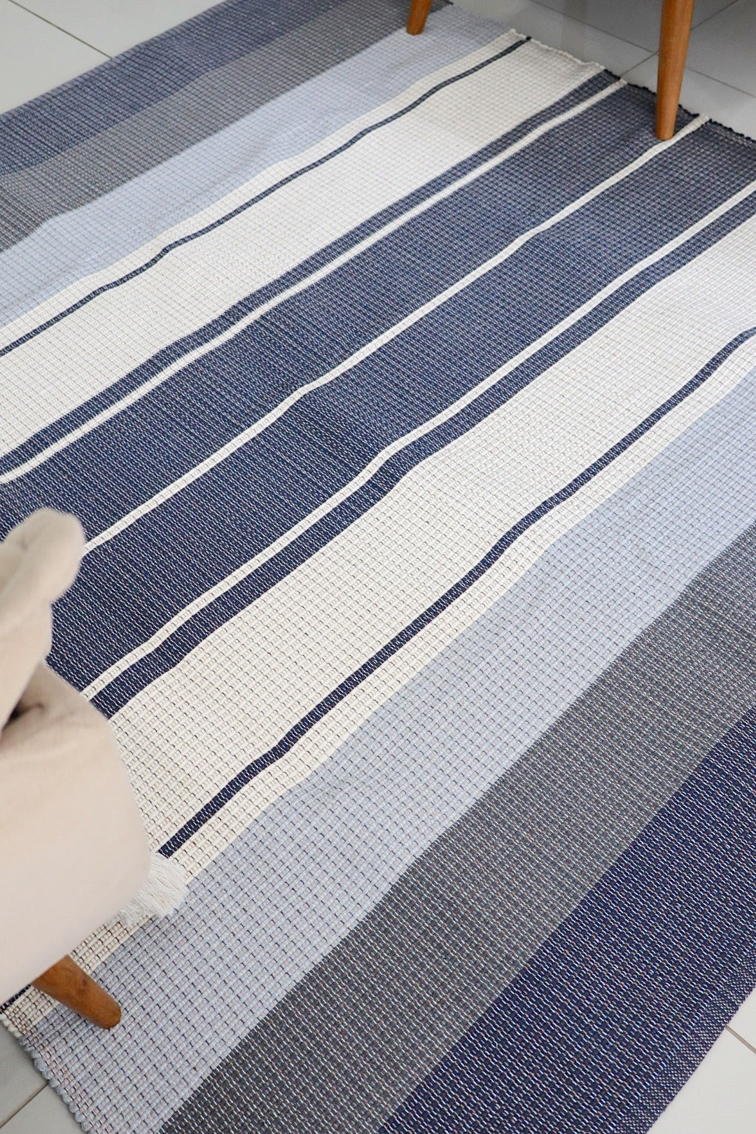 Tapete em Linha Listrado Azul e Cru 1,50x1,50m