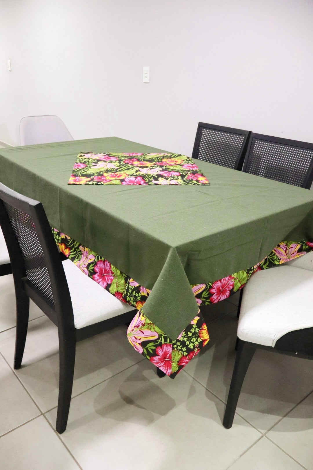 Toalha De Mesa Chita com Composê Verde e Preta 1,5mx4,0m
