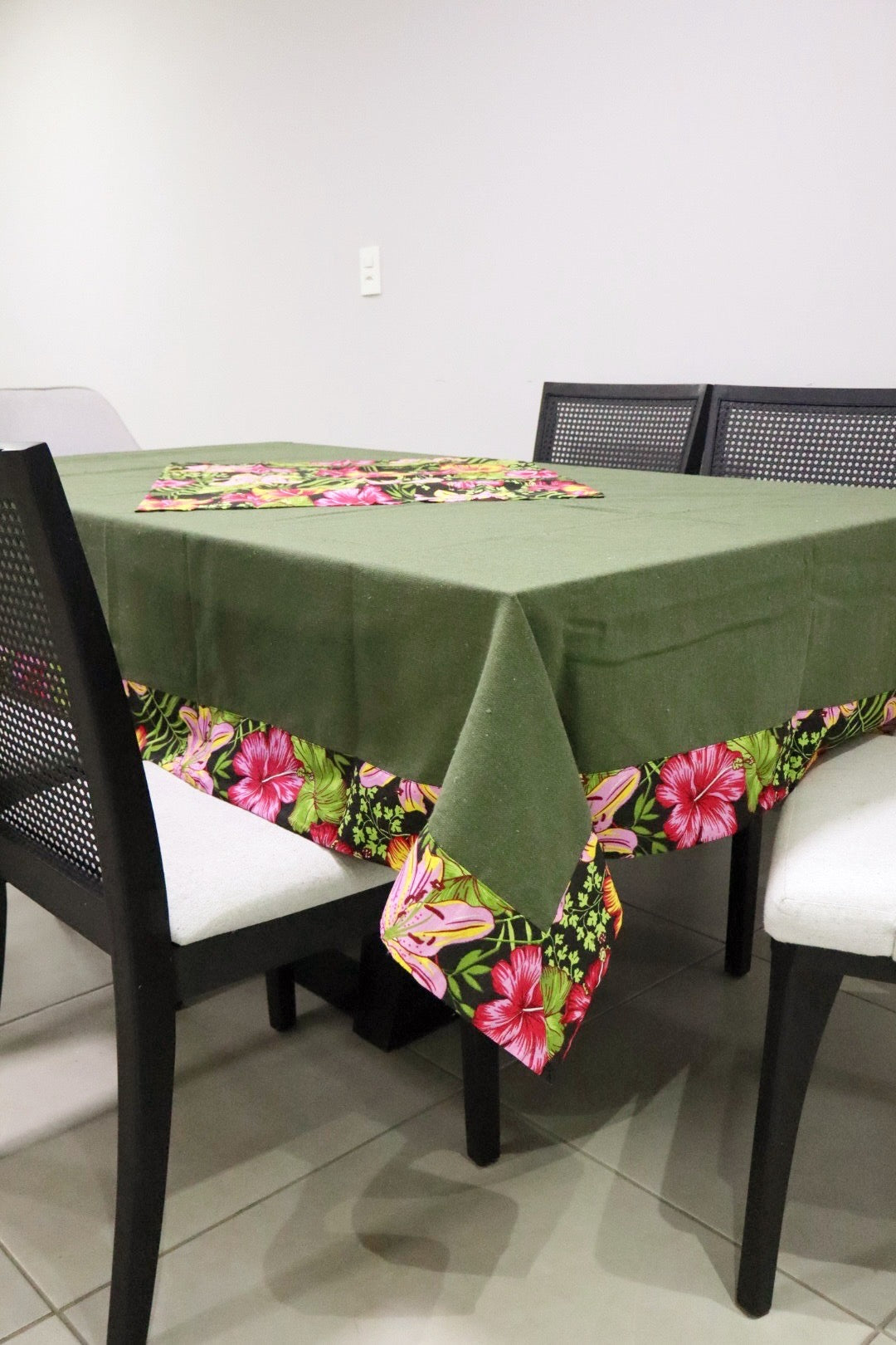 Toalha De Mesa Chita com Composê Verde e Preta 1,5mx3,0m