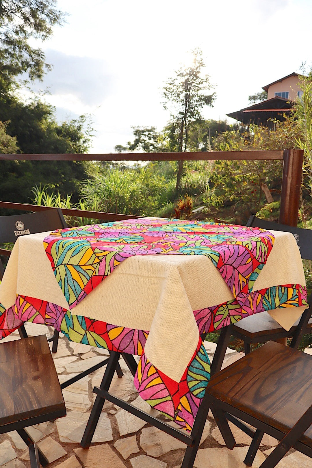Toalha de Mesa com Barra de Chita Vermelha Colorida Geométrica com Composê 1,10x1,10m