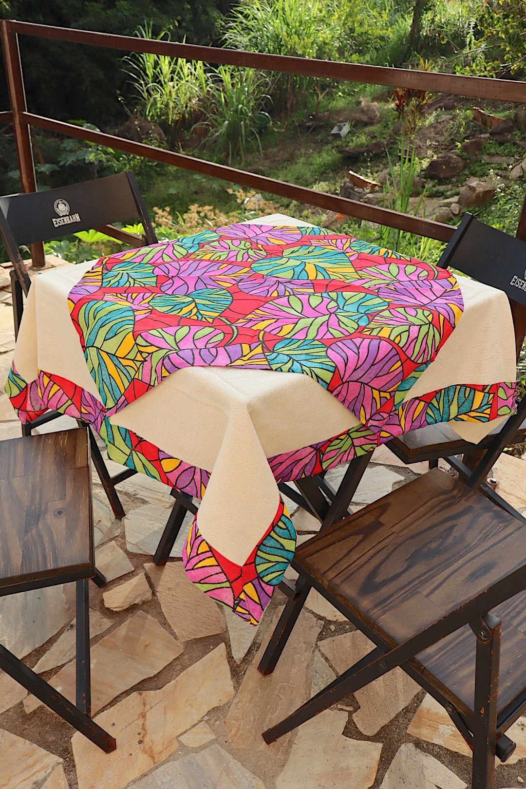 Toalha de Mesa com Barra de Chita Vermelha Colorida Geométrica com Composê 1,10x1,10m