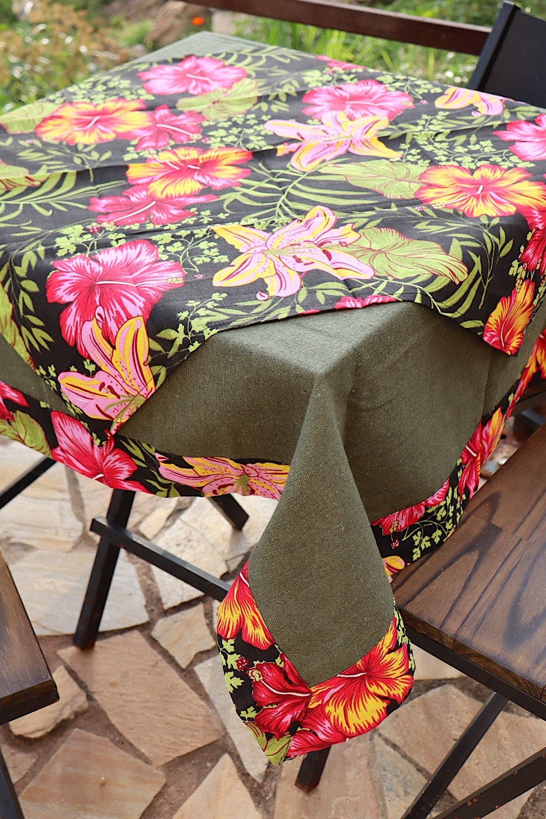 Toalha de Mesa com Barra de Chita Verde e Preta com Composê 1,5mx1,5m