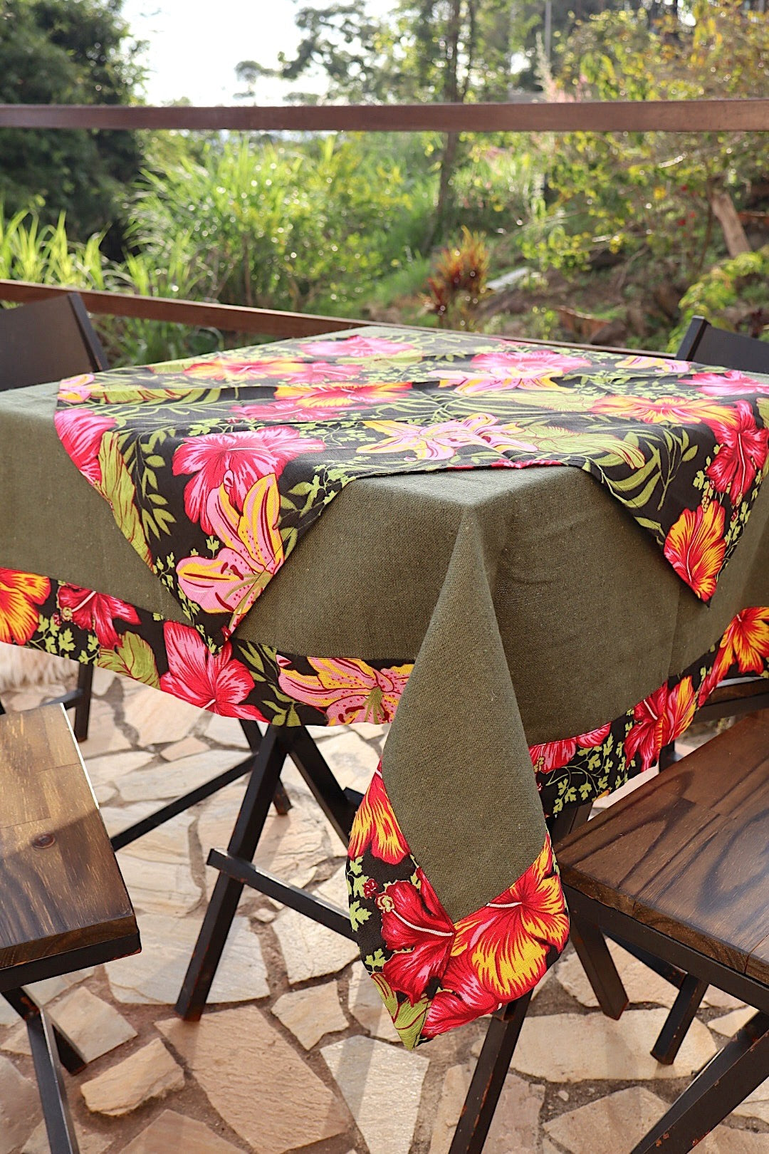 Toalha de Mesa com Barra de Chita Verde e Preta com Composê 1,5mx1,5m