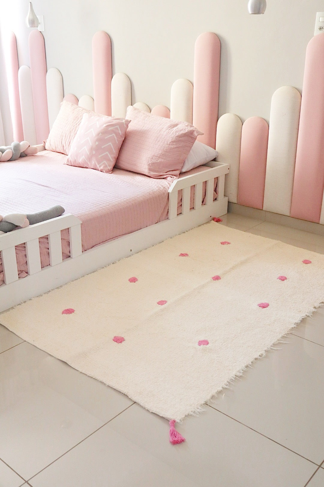 Tapete Médio Algodão Bordado Pompom Bolinhas Rosa 1,00x1,50m