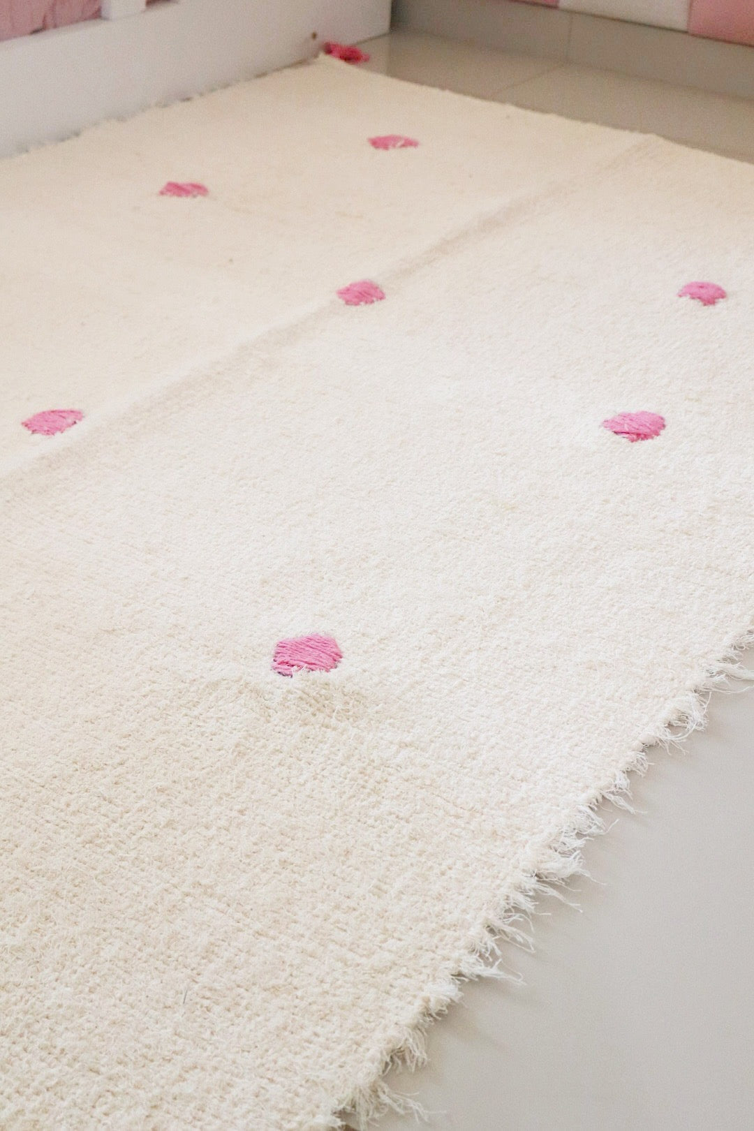 Tapete Médio Algodão Bordado Pompom Bolinhas Rosa 1,00x1,50m