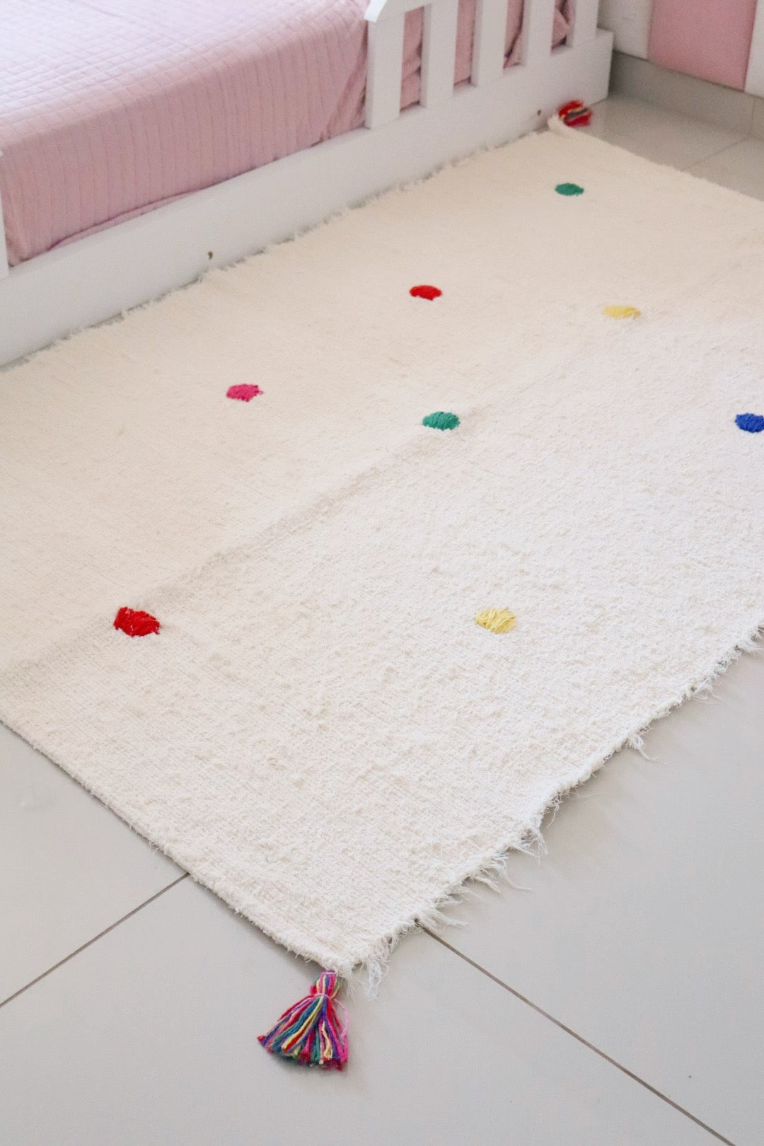 Tapete Médio Algodão Bordado Pompom Bolinhas Coloridas 1,00x1,50m