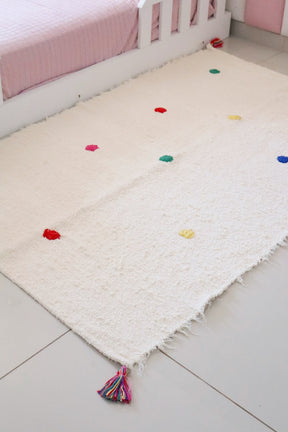 Tapete Médio Algodão Bordado Pompom Bolinhas Coloridas 1,00x1,50m