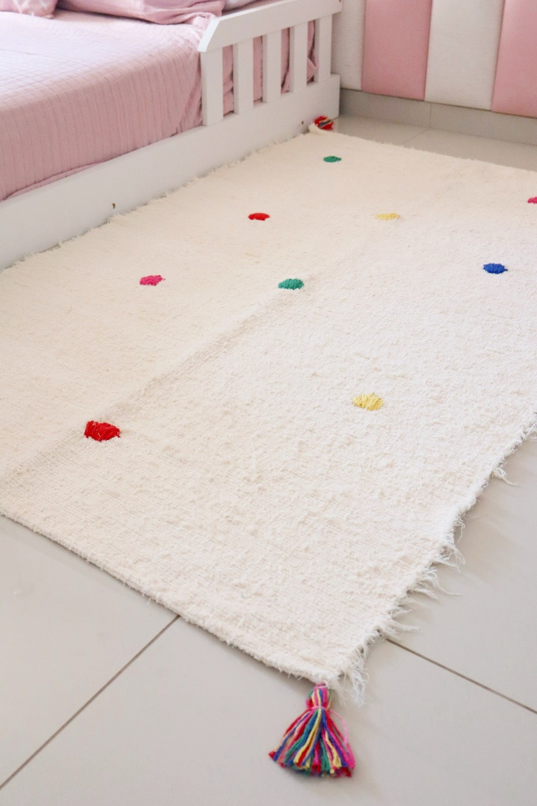 Tapete Médio Algodão Bordado Pompom Bolinhas Coloridas 1,00x1,50m