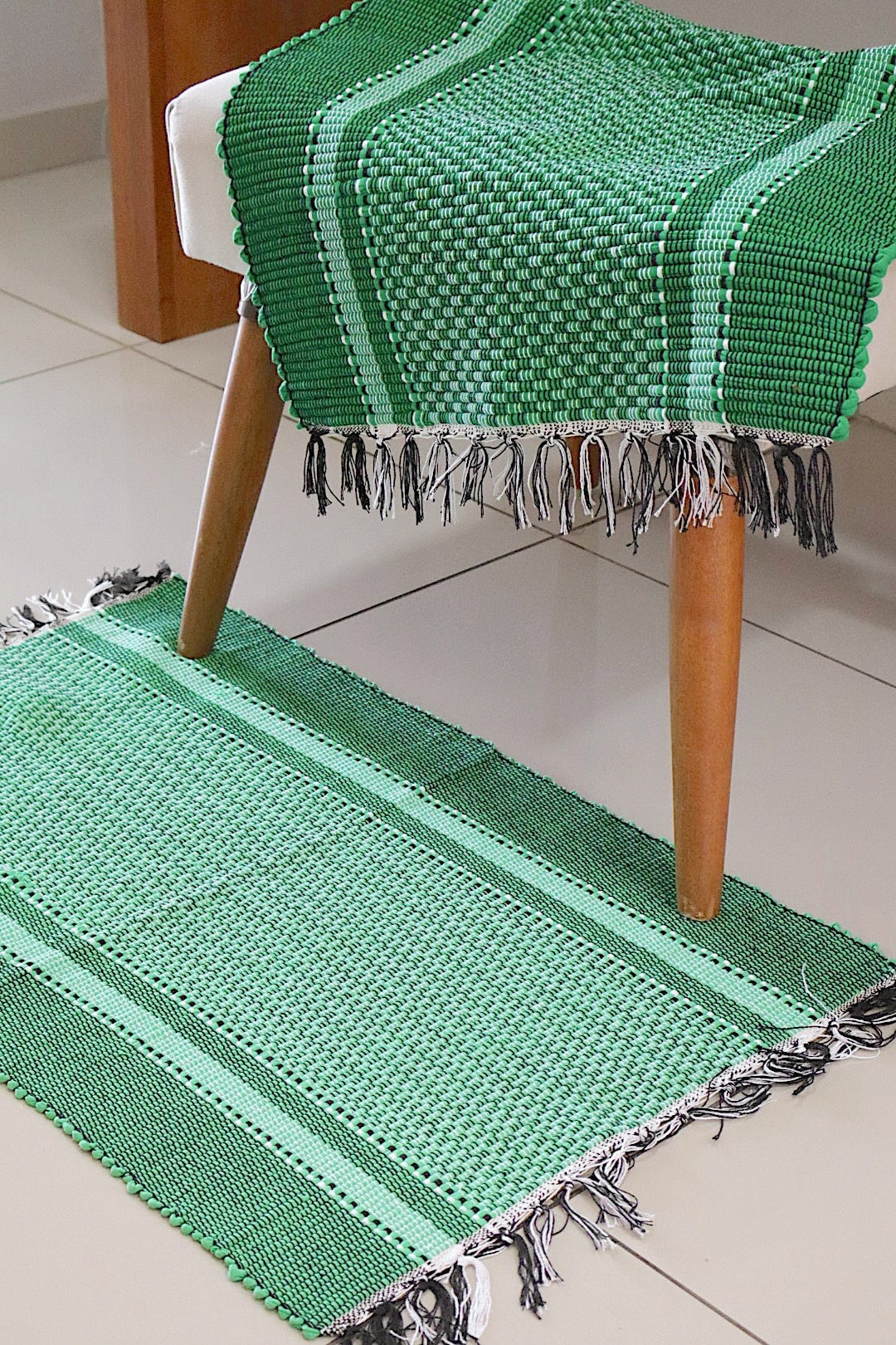 Par de Tapete de Malha Moldura Verde