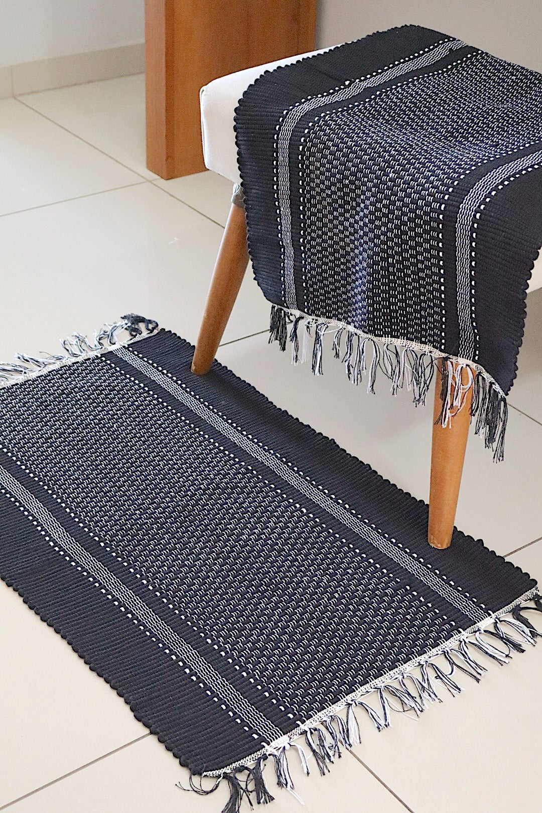 Par de Tapete de Malha Moldura Preto