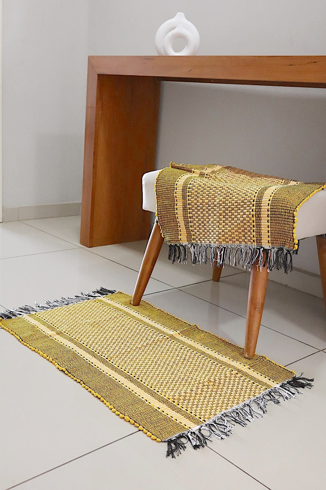 Par de Tapete de Malha Moldura Amarelo